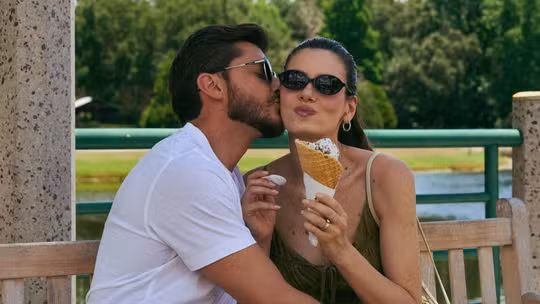 Camila Queiroz e Klebber Toledo surgem em clima de romance em viagem