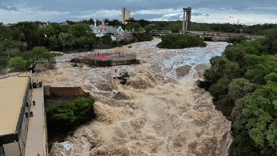 Rio Tietê fica cheio e cidades registram diversos pontos de alagamento