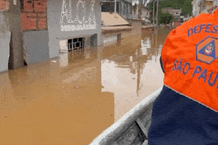 Cidade fica embaixo d'água após cheia de rio em São Paulo 